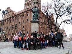 Młodzież pod pomnikiem Kopernika w Toruniu