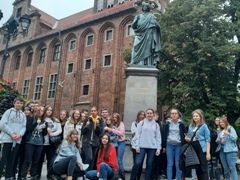 uczestnicy wycieczki przy pomniku Kopernika