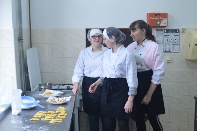 uczniowie w czasie zajęć praktycznych - wypiek ciastek